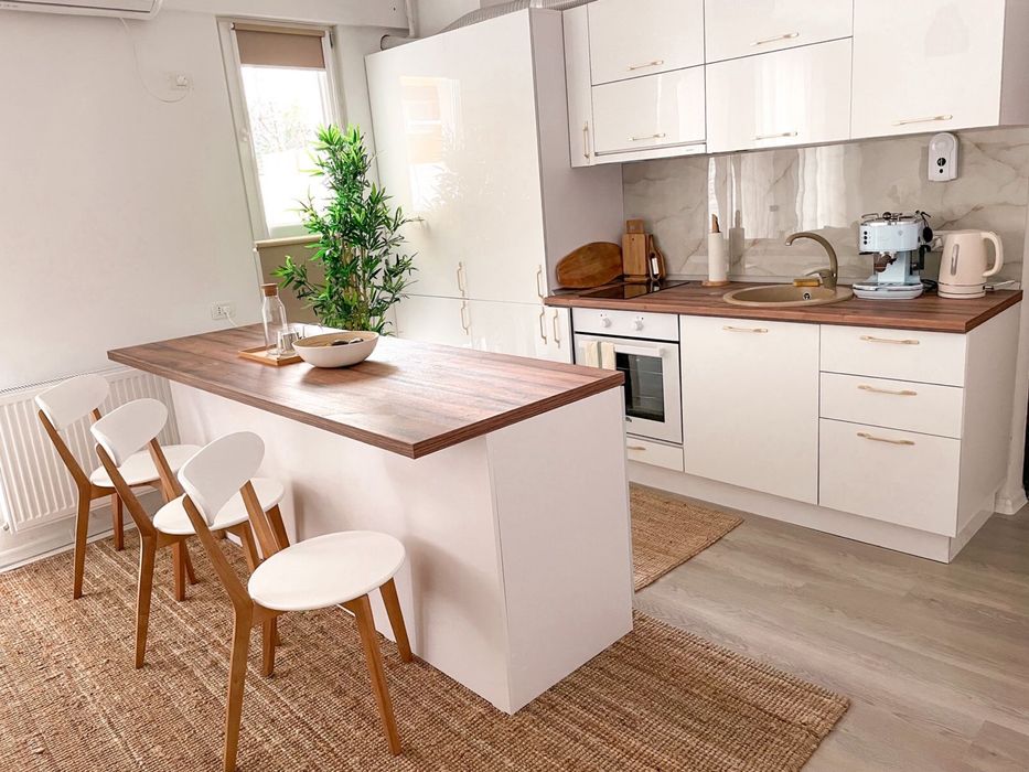 Apartament doua camere cu o curte privata deosebita de inchiriat !