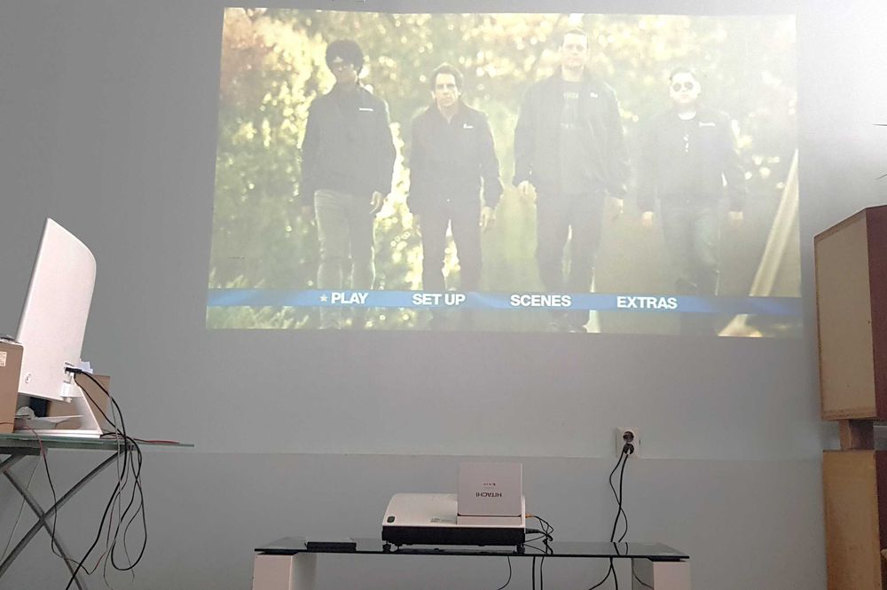 Hitachi ED A 100 videoproiector Ultra Short Throw film muzica arta