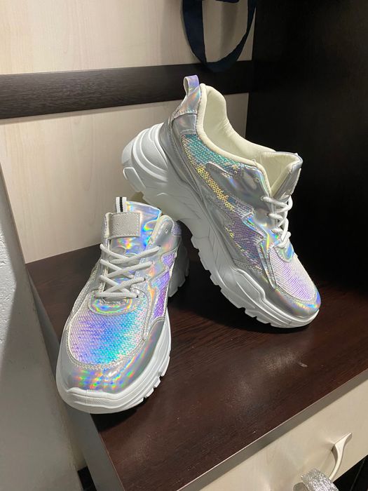 Употребявани и нови боти и сникърси.