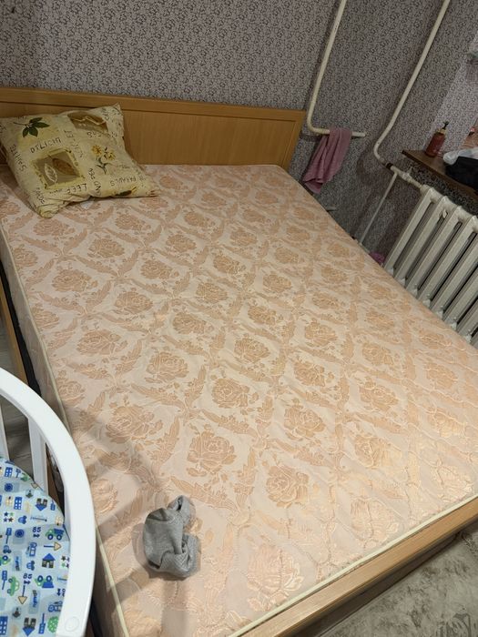 Продам кровать двуспальную с матрасом
