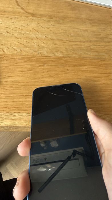 Iphone 13 folosit, 256 GB albastru crapat putin
