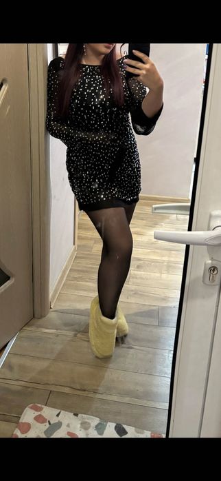 Черна рокля с камъни