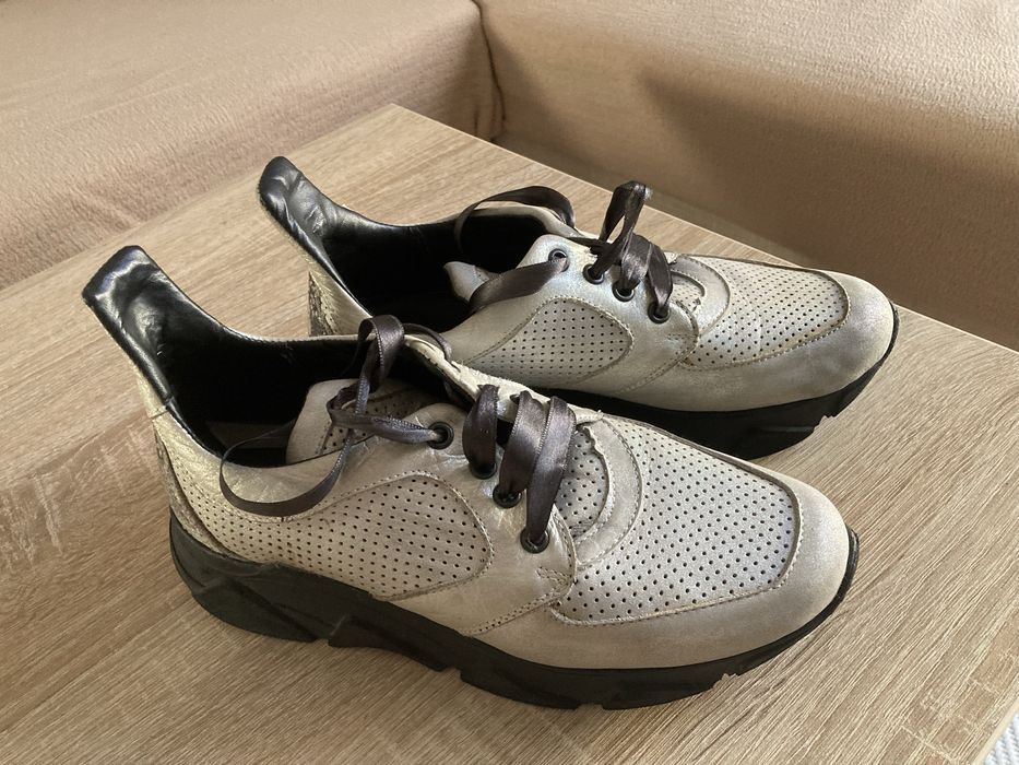 Сребристи сникърси, естествена кожа, размер 36
