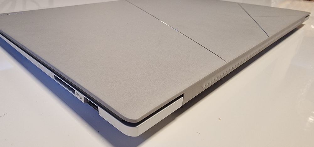 Лаптоп ASUS Zenbook S 16, AMD Ryzen AI 9 365, 24 GB DDR5 RAM, 1 TB PCIe SSD, 16” 3K сензорен екран (2880x1800), AMD Radeon 880M, Win 11 pro