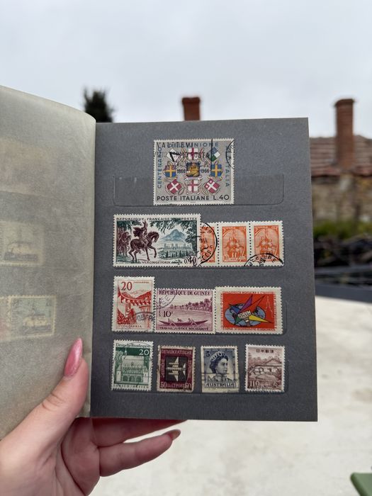 Малък класьор с различни пощенски марки