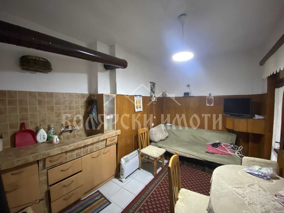 Масивна къща с гараж в с. Самоводене