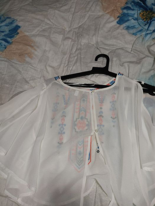 Ефирна бяла дамска блуза с български шевици