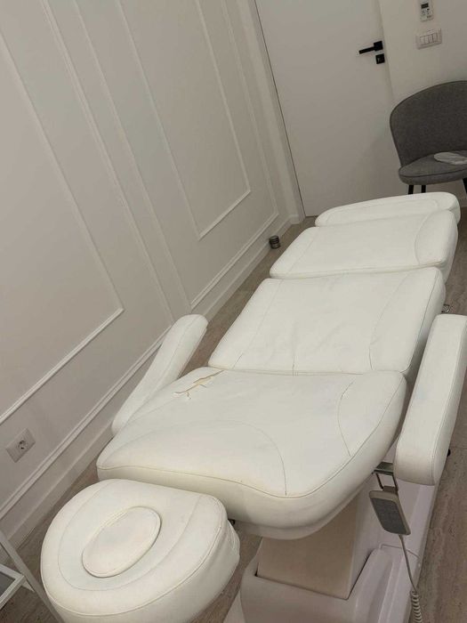Vând pat cosmetic profesional, ideal pentru salon de înfrumusețare, cabinet de estetică sau cosmetică.
