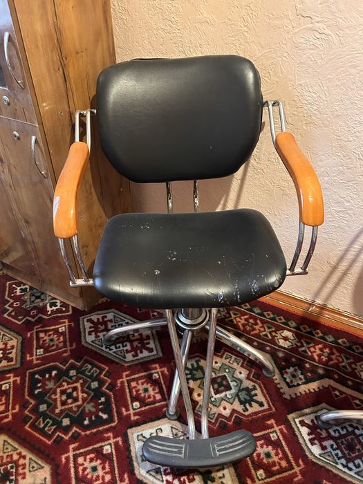 Продаю парикмахерские кресла