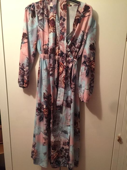 Красивое платье  ниже колена