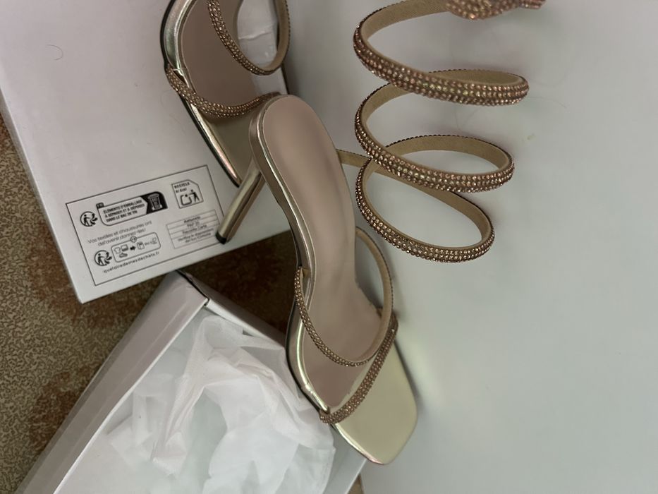 Дамски златисти обувки