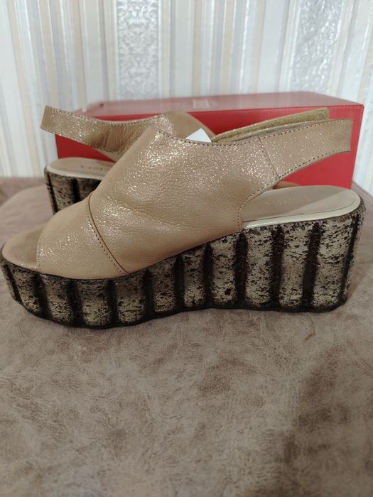Бежови сандали на платформа INISIA – WOW ефект!