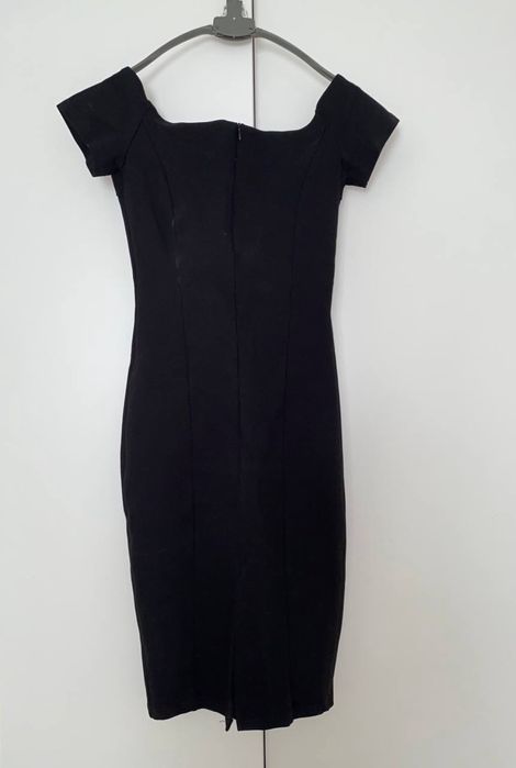 Черное облегающее платье