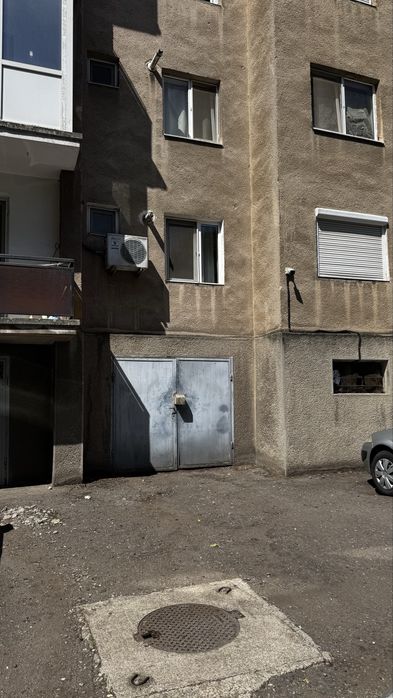 Garaj + loc de parcare in fata de inchiriat