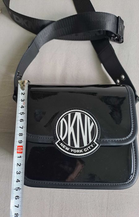 Малка лачена чанта DNKY