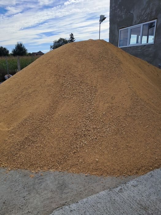 Vând peleți și brichete