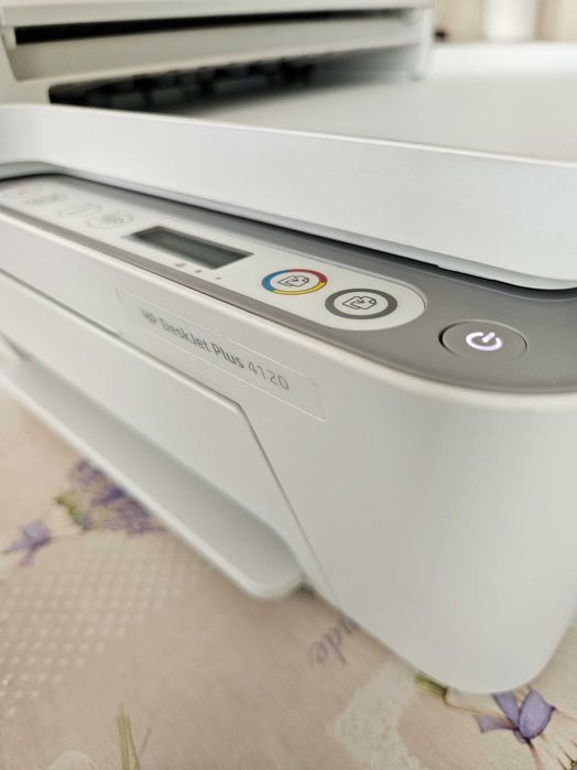 Цветен мастилено-струен принтер HP DeskJet Plus 4120 с Wi-Fi и скенер