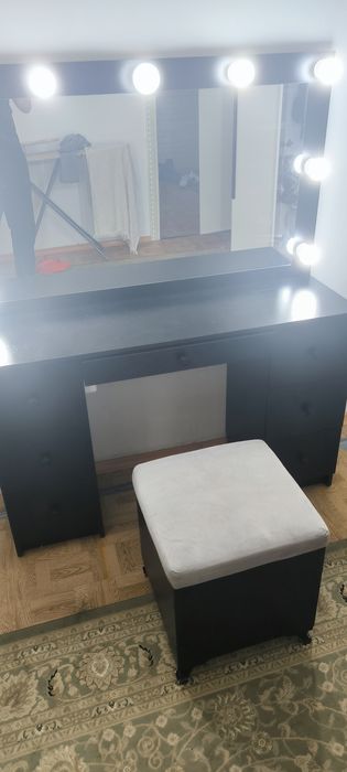 Дамский столик. Продам