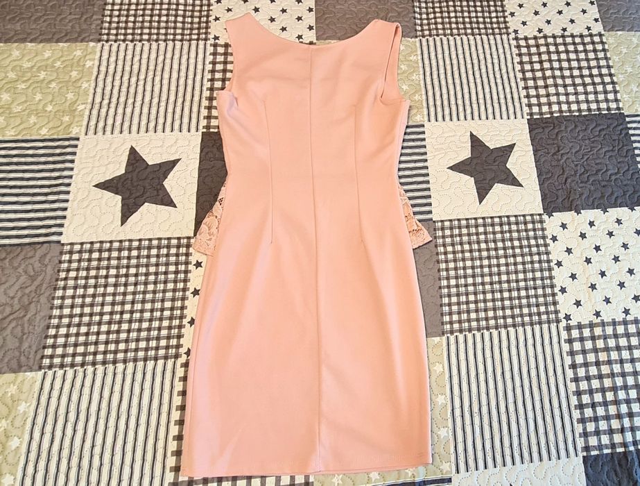 Светло-розова елегантна рокля