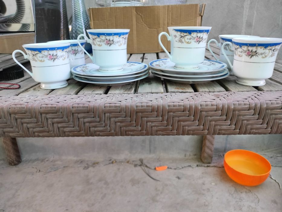 Набор чашечек и торелочек