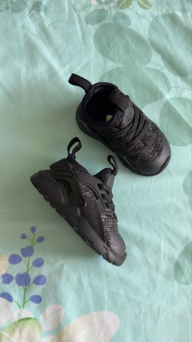 Adidasi nike 18,5