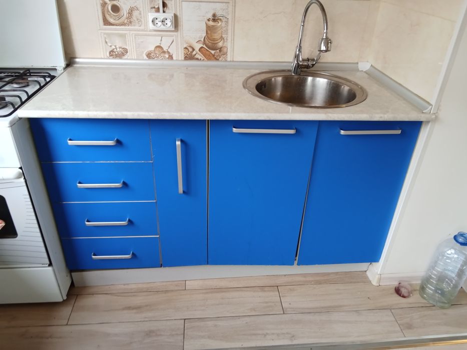 Кухуни гарнитур продается.