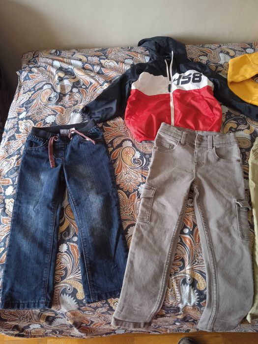 Лот детски дрехи,чорапи в подарък.