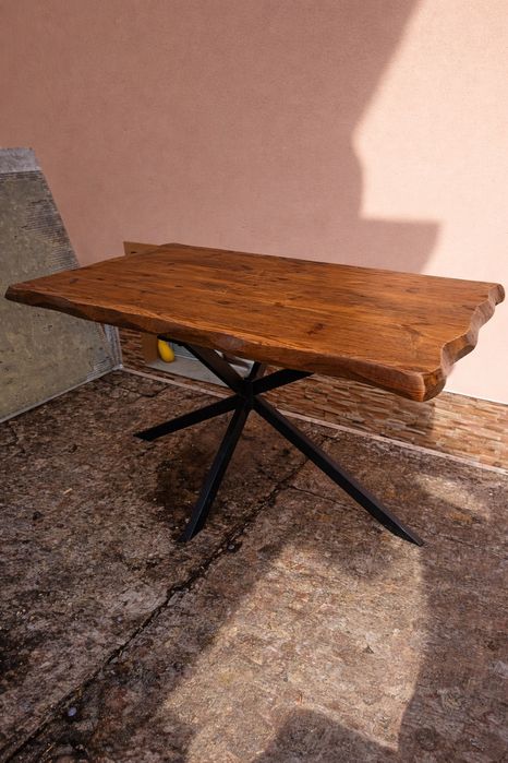 Маса и пейки жив ръб