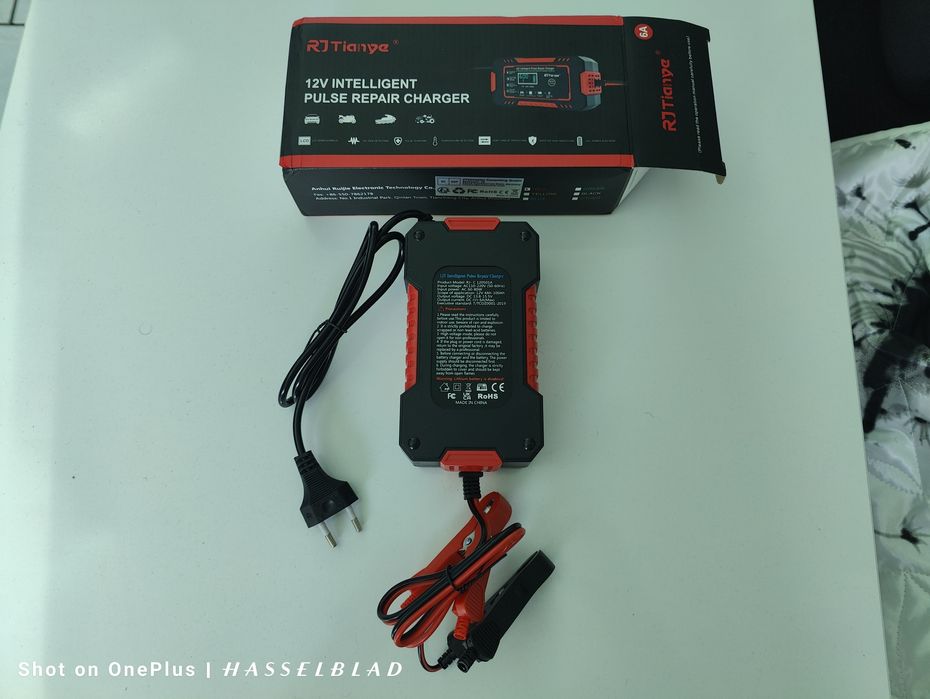 Зарядно за автомобил импулсно интелигентно умно с дисплей 12 волта 6А