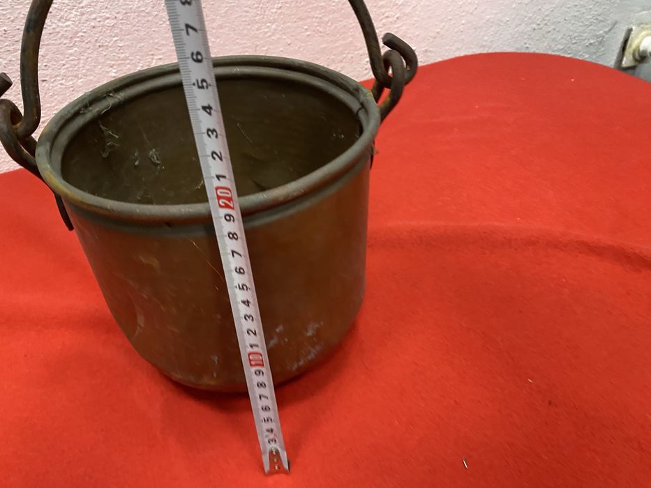 Медно котле кашпа за цветя