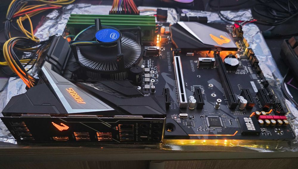 Kit gaming Gigabyte GIGABYTE Z390 AORUS ELITE + Intel i7-8700K