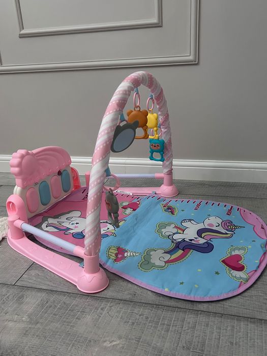 Детский коврик с игрушками