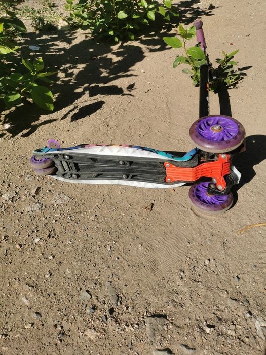 Продам самокат яркий