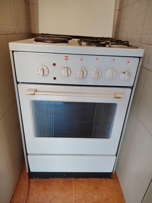 Използвана готварска печка заедно  с газовата бутилка