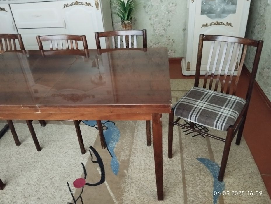 Сервант, стол и 6 стульев, производство Руминия