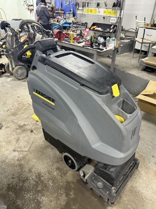 Продам поломоечную машину керхер B40