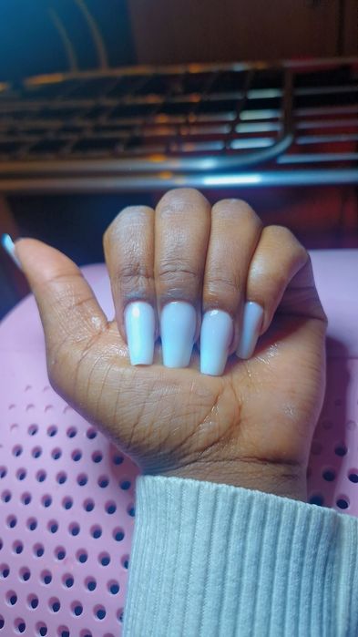 unghii albe cu french violet intens și strălucitor