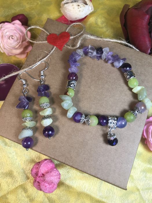 Продавам гривни  от естествени камъни