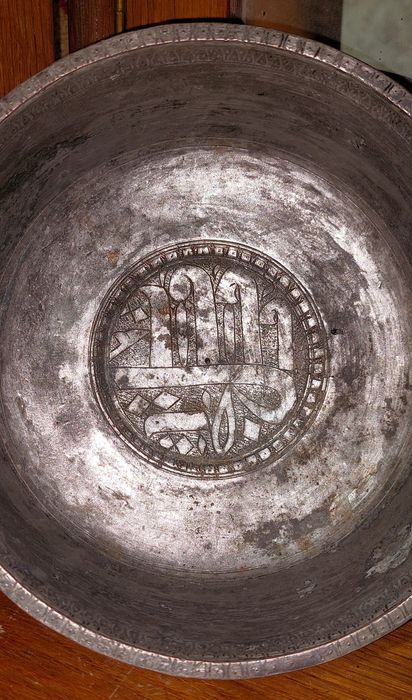 Старинная Чаша ёмкость 2 литра на дне  есть гравировка Арабской вязью