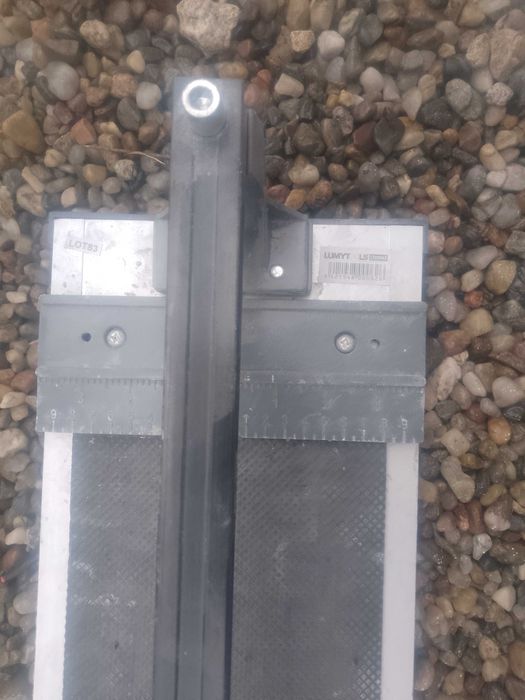 Vand  scule toate la același preț