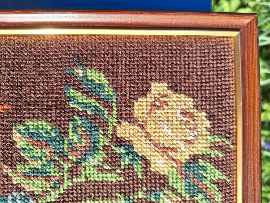 Vând goblen cusut, înrămat, o vază cu trandafiri