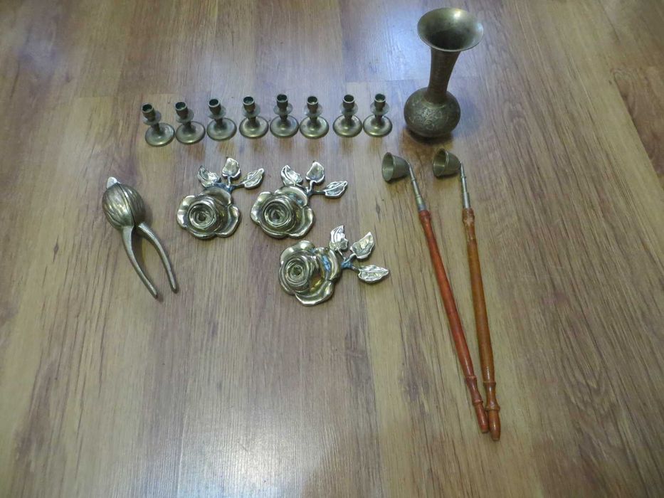 Антикварни свещници, ваза, прибори за гасене на свещи