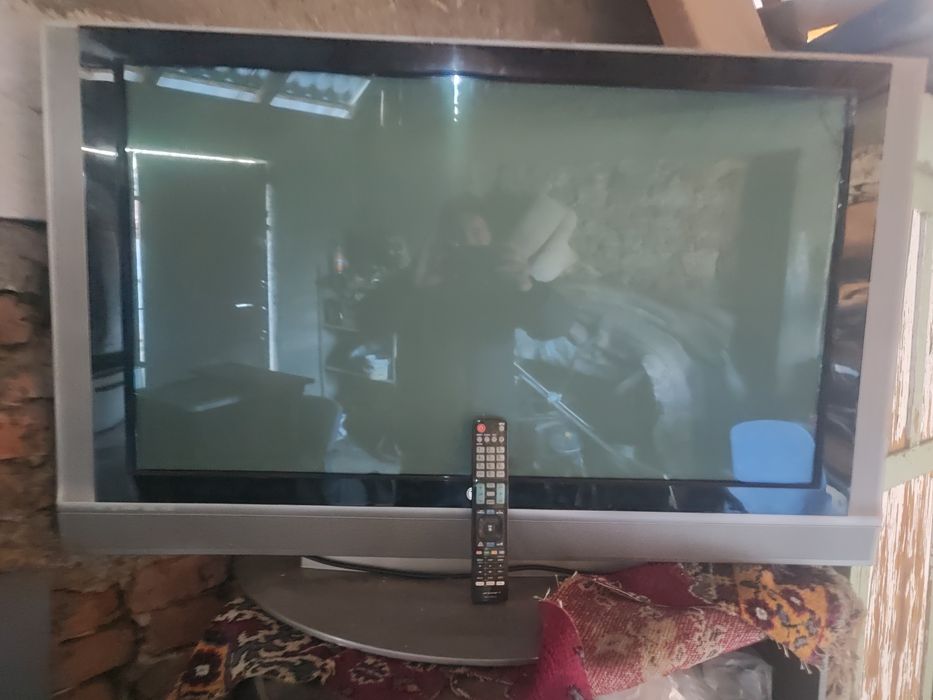 Televizor LG cu telecomanda