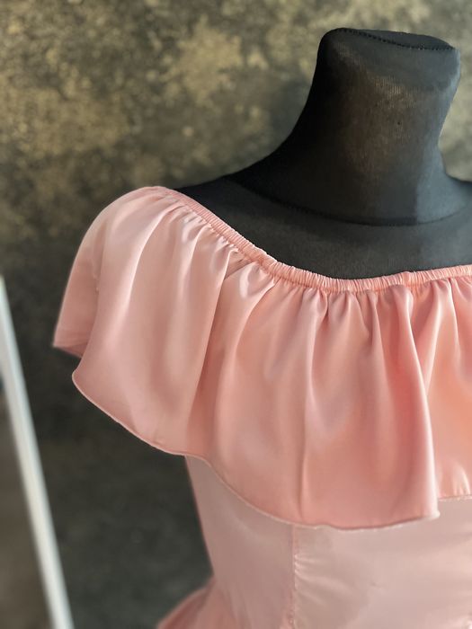 Vând rochie foggi mărime s material satinat