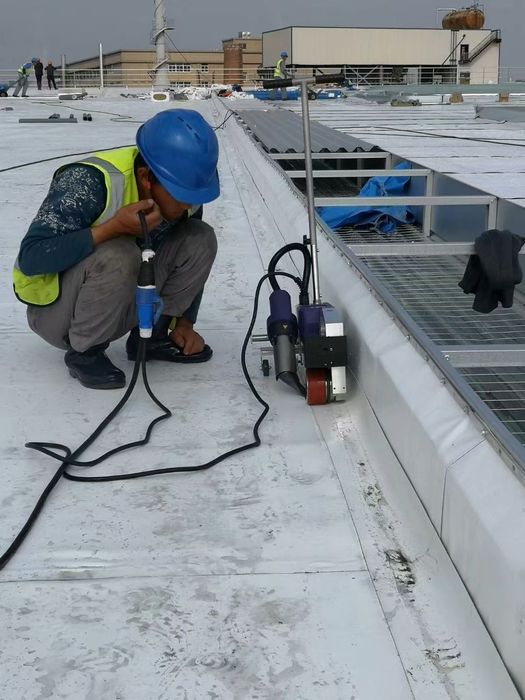 Том қисимларни ПВХ ва Геоменбрана билан ёпиш.    Polivinilxlorid