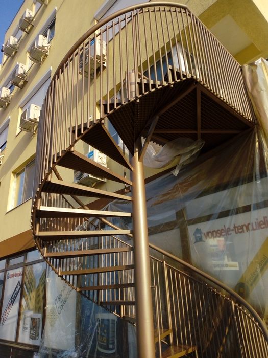 Scări metalice exterioare pe vang central