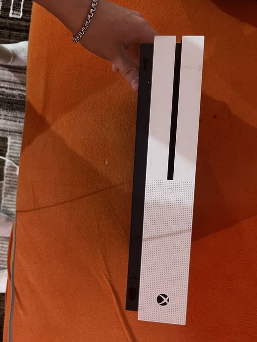 Xbox one s ca si nou fara maneta am si jocuri la el