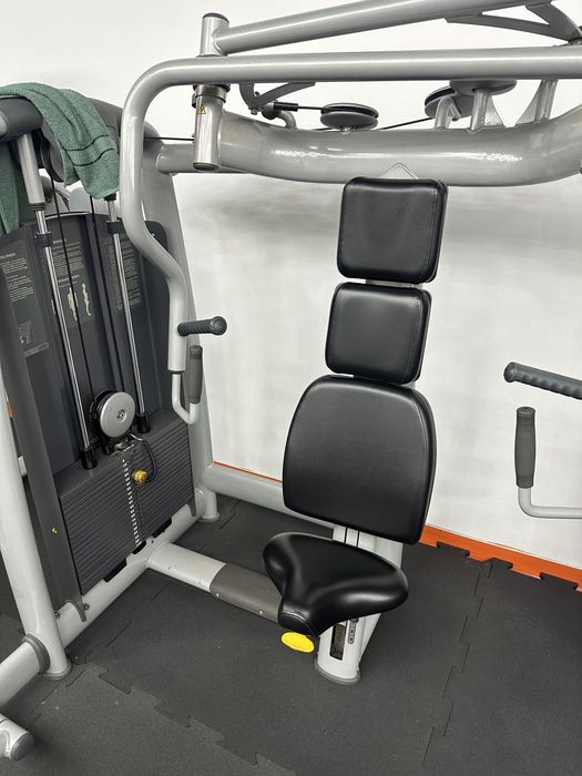 Technogym Selection – 10 aparate piept, spate, umeri și brațe