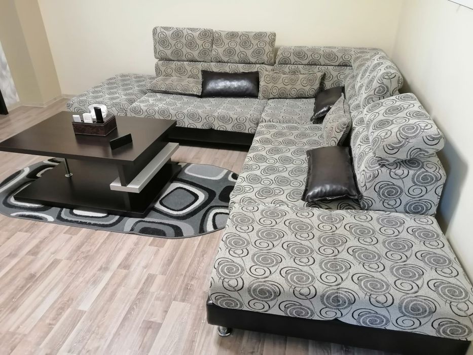 Canapea și masa pentru living