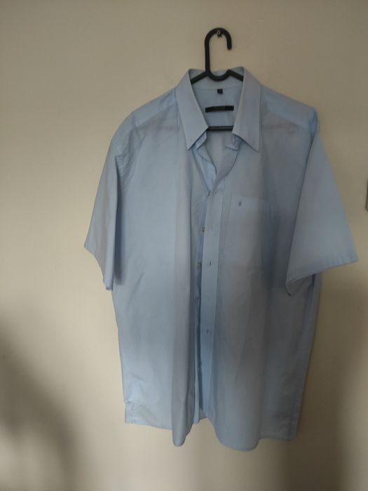 Cămăși cu mânecă lungă și scurtă, diferite mărimi, diferite modele, cu